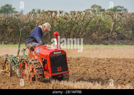 Tracteur à chenilles Bristol de classe ancienne charrue de champ de sillon laboureur Angleterre Farming Match concurrence Pays Banque D'Images