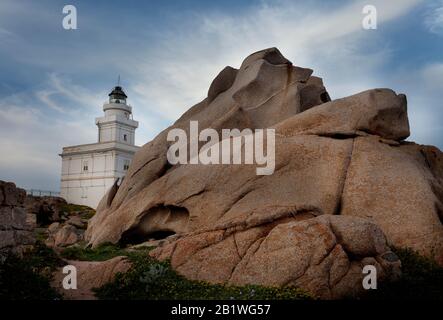 Italie, Province de Sassari, Santa Teresa Gallura, phare de Capo Testa au crépuscule Banque D'Images