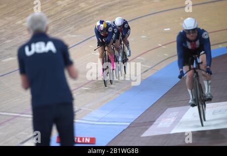 Berlin, Allemagne. 27 février 2020. Cyclisme/piste: Championnat du monde, poursuite d'équipe, femmes, finale: Les Etats-Unis-Américains Chloe Dygert (l-r), Emma White et Jennifer Valente monter sur la piste. Lily Williams est à côté. Ils ont remporté la médaille d'or et Gary John Sutton, entraîneur des États-Unis, est en vedette. Crédit: Sebastian Gollnow/Dpa/Alay Live News Banque D'Images