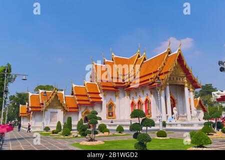 Temple de Wat Benchamabophit, situé à Bangkok, Thaïlande, également connu sous le nom de Temple de marbre. Vue avant latérale. Banque D'Images