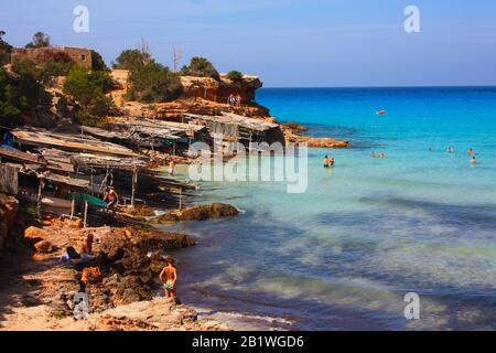 Cala Saona qui est l'une des plus belles plages d'Ibiza avec son eau cristalline en espagne Banque D'Images