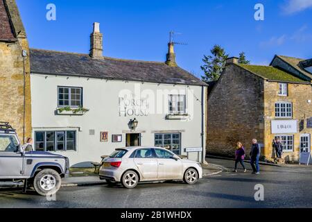 Le Porch House Inn, le plus ancien hôtel d'Angleterre, Village of Stow on the Wold, Gloucestershire, Angleterre, Royaume-Uni Banque D'Images