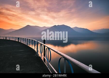 Vue sur la terrasse sur le lac Iseo au coucher du soleil, Brescia, Italie Banque D'Images