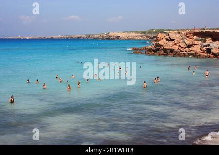 Cala Saona qui est l'une des plus belles plages d'Ibiza avec son eau cristalline en espagne Banque D'Images