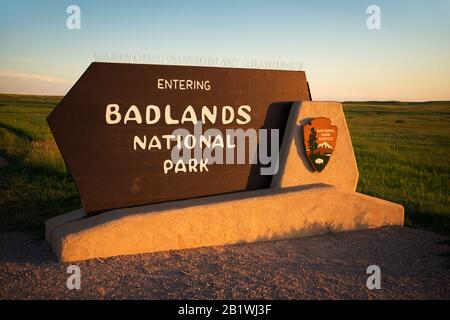 Entrée au signe du parc national Badlands, Dakota du Sud (États-Unis) au coucher du soleil Banque D'Images