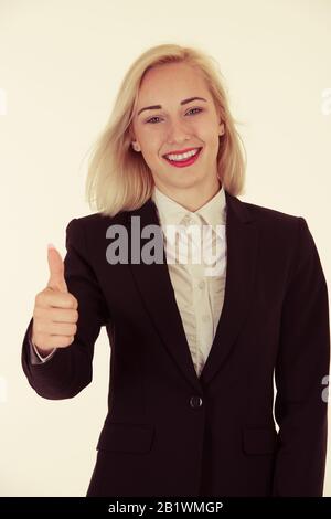 belle femme d'affaires de succès gestuelle avec pouce isolé sur fond blanc Banque D'Images