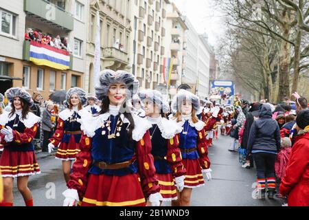 Mayence, Allemagne. 24 février 2020. Membres du Carneval Club Weisenau Burggrafengarde mars dans le défilé du lundi de la Rose de Mayence. Environ un demi-million de personnes bordent les rues de Mayence pour la traditionnelle Rose Monday Carnival Parade. Le défilé de 9 km de long avec plus de 9 000 participants est l'un des trois grands Parades du lundi Rose en Allemagne. Banque D'Images