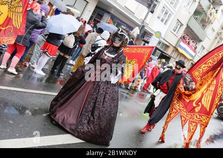 Mayence, Allemagne. 24 février 2020. Les gens se déplacent en costume de carnaval vénitien dans le défilé du lundi de Mayence Rose. Environ un demi-million de personnes bordent les rues de Mayence pour la traditionnelle Rose Monday Carnival Parade. Le défilé de 9 km de long avec plus de 9 000 participants est l'un des trois grands Parades du lundi Rose en Allemagne. Banque D'Images