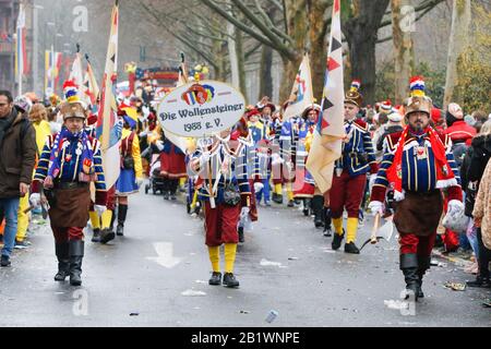 Mayence, Allemagne. 24 février 2020. Les membres des gardes de carnaval Die Wallensteiner mars dans le défilé du lundi de Mayence Rose. Environ un demi-million de personnes bordent les rues de Mayence pour la traditionnelle Rose Monday Carnival Parade. Le défilé de 9 km de long avec plus de 9 000 participants est l'un des trois grands Parades du lundi Rose en Allemagne. Banque D'Images