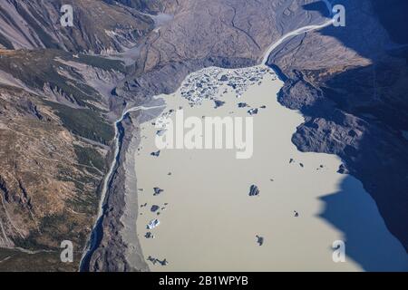 Le lac Tasman est un lac proglaciaire formé par la récente retraite du glacier Tasman. Le lac est contenu par des crêtes moraine élevées sur trois côtés. Banque D'Images