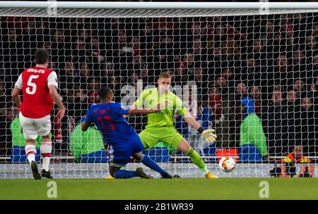 Londres, Royaume-Uni. 27 février 2020. Le gardien de but Bernd Leno d'Arsenal ne parvient pas à sauver l'objectif gagnant de Youssef el Arabi of Olympiacos lors du deuxième match de l'UEFA Europa League entre Arsenal et Olympiacos au stade Emirates, Londres, Angleterre, le 27 février 2020. Photo D'Andy Rowland. Crédit: Images Prime Media / Alay Live News Banque D'Images