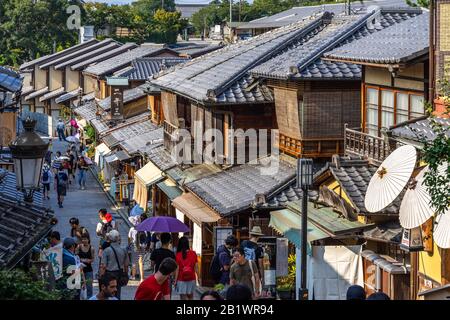 Maisons en bois typiques bordées le long des marches de Ninenzaka dans le quartier historique de Higashiyama. Kyoto, Japon, 18 Août 2019 Banque D'Images