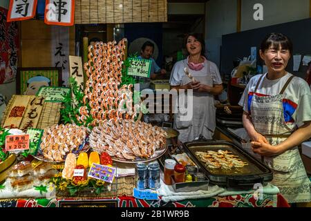 Kyoto, Japon, 18 août 2019 – un restaurant spécialisé dans les brochettes de crevettes au marché Nishiki de Kyoto Banque D'Images