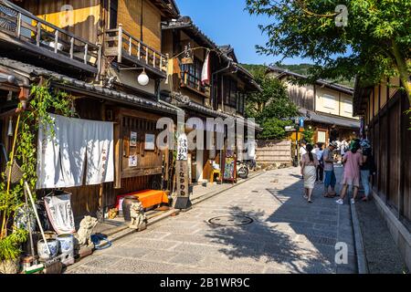 Maisons en bois typiques bordées le long d'une allée de Higashiyama, le pittoresque quartier historique de Kyoto. Kyoto, Japon, 18 Août 2019 Banque D'Images