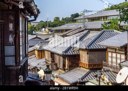 Toits de maisons japonaises typiques bordées le long des marches de Ninenzaka dans le quartier historique de Higashiyama, Kyoto Banque D'Images