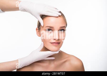 Traitement Cosmétique. Gros Plan Les Mains De Beauticien Faisant Une Injection De Levage De Peau Faciale Au Visage De La Femme. Bel Femme Avec Yeux Fermés Recevant Beauty P Banque D'Images