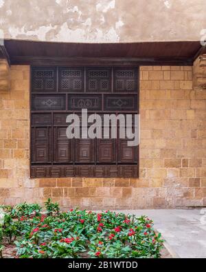 Fenêtre arabesque en bois, Mashrabiya, dans les briques extérieures mur de l'époque ottomane ancien bâtiment historique El Sehemy, rue Moez, le Caire, Egypte Banque D'Images