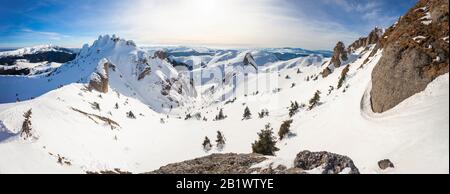 Vue panoramique sur le mont Ciucas, au coucher du soleil en hiver, dans le massif des Carpates roumains Banque D'Images