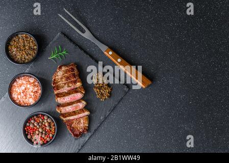 Viande de bœuf de bœuf de New york avec sauce chimichuri. Banque D'Images