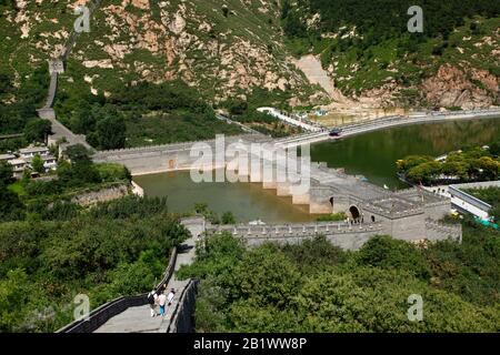 La Grande Muraille de Chine, sous les nuages blancs du ciel bleu Banque D'Images