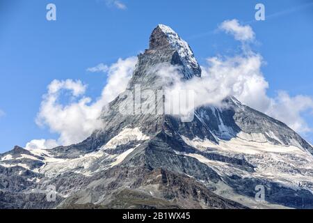 Mont Cervin glacé en été entouré de nuages, Zermatt, Suisse Banque D'Images