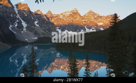 magnifique lac moraine au lever du soleil dans le parc national banff, canada Banque D'Images