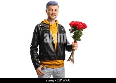 Guy avec cheveux bleus tenant un groupe de roses rouges isolés sur fond blanc Banque D'Images