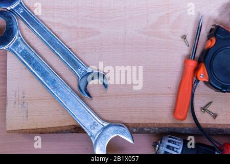 Ensemble d'outils de travail à la main sur fond en bois concept d'outils et de travaux de réparation Banque D'Images