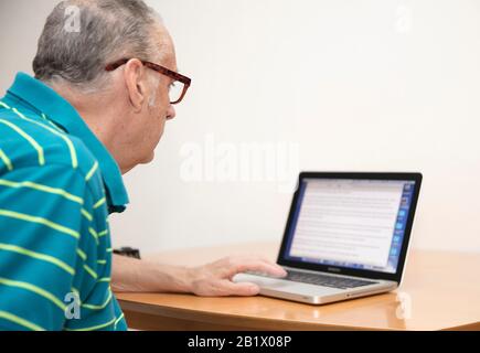 Vue arrière de l'homme sur l'ordinateur portable Banque D'Images