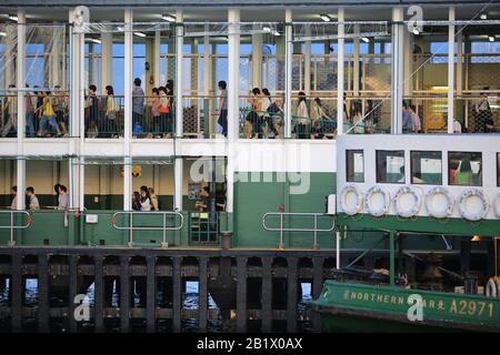 Hong KONG - 20 JUILLET : passagers en attente sur le ferry le 14 juillet 2013 à Hong kong. Ses principaux itinéraires transportent des passagers à travers le port de Victoria, un o Banque D'Images