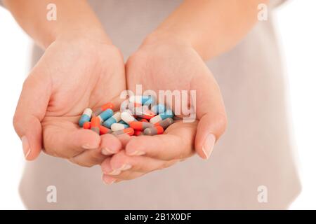 Femme mains tenant bande de pilules médicales isolées sur fond blanc Banque D'Images