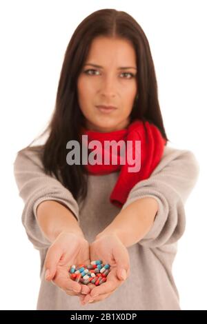 Femme mains tenant bande de pilules médicales isolées sur fond blanc Banque D'Images