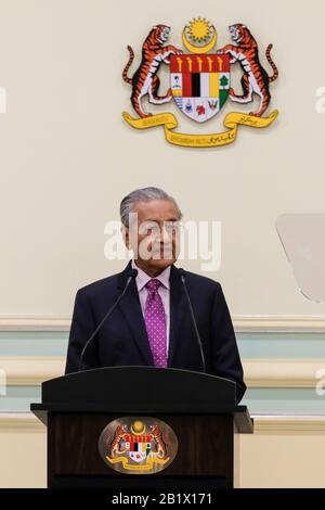 Tun Dr Mahathir Mohamad annonçant le plan de relance économique de la Malaisie 2020 lors d'une cérémonie à Putrajaya.Malaysia a produit plus de 20 milliards de dollars en tant que plan de relance économique pour répondre aux préoccupations concernant l'impact de l'épidémie du virus Covid-19. Le plan de relance économique sera axé sur le tourisme, les investissements et la consommation, afin de stimuler les voyages intérieurs. La Malaisie a un produit de plus de 20 milliards de dollars en tant que plan de relance économique pour répondre aux préoccupations concernant l'impact de l'épidémie du virus Covid-19. Le plan de relance économique sera axé sur le tourisme, l'investissement et la consommation Banque D'Images