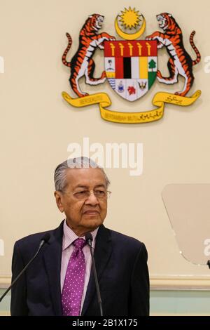 Tun Dr Mahathir Mohamad annonçant le plan de relance économique de la Malaisie 2020 lors d'une cérémonie à Putrajaya.Malaysia a produit plus de 20 milliards de dollars en tant que plan de relance économique pour répondre aux préoccupations concernant l'impact de l'épidémie du virus Covid-19. Le plan de relance économique sera axé sur le tourisme, les investissements et la consommation, afin de stimuler les voyages intérieurs. La Malaisie a un produit de plus de 20 milliards de dollars en tant que plan de relance économique pour répondre aux préoccupations concernant l'impact de l'épidémie du virus Covid-19. Le plan de relance économique sera axé sur le tourisme, l'investissement et la consommation Banque D'Images