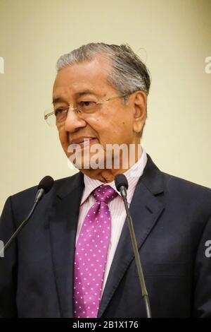 Tun Dr Mahathir Mohamad annonçant le plan de relance économique de la Malaisie 2020 lors d'une cérémonie à Putrajaya.Malaysia a produit plus de 20 milliards de dollars en tant que plan de relance économique pour répondre aux préoccupations concernant l'impact de l'épidémie du virus Covid-19. Le plan de relance économique sera axé sur le tourisme, les investissements et la consommation, afin de stimuler les voyages intérieurs. La Malaisie a un produit de plus de 20 milliards de dollars en tant que plan de relance économique pour répondre aux préoccupations concernant l'impact de l'épidémie du virus Covid-19. Le plan de relance économique sera axé sur le tourisme, l'investissement et la consommation Banque D'Images