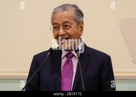 Tun Dr Mahathir Mohamad annonçant le plan de relance économique de la Malaisie 2020 lors d'une cérémonie à Putrajaya.Malaysia a produit plus de 20 milliards de dollars en tant que plan de relance économique pour répondre aux préoccupations concernant l'impact de l'épidémie du virus Covid-19. Le plan de relance économique sera axé sur le tourisme, les investissements et la consommation, afin de stimuler les voyages intérieurs. La Malaisie a un produit de plus de 20 milliards de dollars en tant que plan de relance économique pour répondre aux préoccupations concernant l'impact de l'épidémie du virus Covid-19. Le plan de relance économique sera axé sur le tourisme, l'investissement et la consommation Banque D'Images