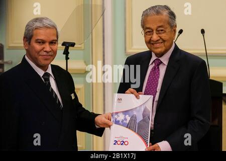 Le Premier ministre par intérim de la Malaisie, Tun Dr Mahathir Mohamad, lors de la cérémonie du paquet économique de la Malaisie pour 2020 à Putrajaya.la Malaisie a produit plus de 20 milliards de dollars en tant que plan de relance économique pour répondre aux préoccupations concernant l'impact de l'épidémie du virus Covid-19. Le plan de relance économique sera axé sur le tourisme, les investissements et la consommation, afin de stimuler les voyages intérieurs. Banque D'Images