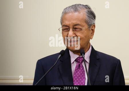 Tun Dr Mahathir Mohamad annonçant le plan de relance économique de la Malaisie 2020 lors d'une cérémonie à Putrajaya.Malaysia a produit plus de 20 milliards de dollars en tant que plan de relance économique pour répondre aux préoccupations concernant l'impact de l'épidémie du virus Covid-19. Le plan de relance économique sera axé sur le tourisme, les investissements et la consommation, afin de stimuler les voyages intérieurs. La Malaisie a un produit de plus de 20 milliards de dollars en tant que plan de relance économique pour répondre aux préoccupations concernant l'impact de l'épidémie du virus Covid-19. Le plan de relance économique sera axé sur le tourisme, l'investissement et la consommation Banque D'Images