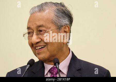 Tun Dr Mahathir Mohamad annonçant le plan de relance économique de la Malaisie 2020 lors d'une cérémonie à Putrajaya.Malaysia a produit plus de 20 milliards de dollars en tant que plan de relance économique pour répondre aux préoccupations concernant l'impact de l'épidémie du virus Covid-19. Le plan de relance économique sera axé sur le tourisme, les investissements et la consommation, afin de stimuler les voyages intérieurs. La Malaisie a un produit de plus de 20 milliards de dollars en tant que plan de relance économique pour répondre aux préoccupations concernant l'impact de l'épidémie du virus Covid-19. Le plan de relance économique sera axé sur le tourisme, l'investissement et la consommation Banque D'Images