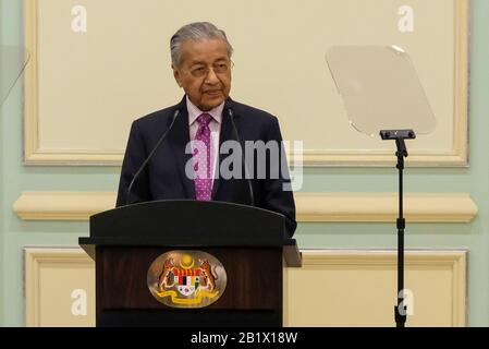 Tun Dr Mahathir Mohamad annonçant le plan de relance économique de la Malaisie 2020 lors d'une cérémonie à Putrajaya.Malaysia a produit plus de 20 milliards de dollars en tant que plan de relance économique pour répondre aux préoccupations concernant l'impact de l'épidémie du virus Covid-19. Le plan de relance économique sera axé sur le tourisme, les investissements et la consommation, afin de stimuler les voyages intérieurs. La Malaisie a un produit de plus de 20 milliards de dollars en tant que plan de relance économique pour répondre aux préoccupations concernant l'impact de l'épidémie du virus Covid-19. Le plan de relance économique sera axé sur le tourisme, l'investissement et la consommation Banque D'Images