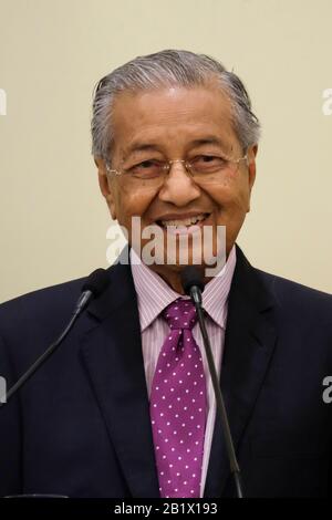 Tun Dr Mahathir Mohamad annonçant le plan de relance économique de la Malaisie 2020 lors d'une cérémonie à Putrajaya.Malaysia a produit plus de 20 milliards de dollars en tant que plan de relance économique pour répondre aux préoccupations concernant l'impact de l'épidémie du virus Covid-19. Le plan de relance économique sera axé sur le tourisme, les investissements et la consommation, afin de stimuler les voyages intérieurs. La Malaisie a un produit de plus de 20 milliards de dollars en tant que plan de relance économique pour répondre aux préoccupations concernant l'impact de l'épidémie du virus Covid-19. Le plan de relance économique sera axé sur le tourisme, l'investissement et la consommation Banque D'Images