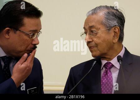 Le Premier ministre par intérim Tun Dr Mahathir Mohamad a vu avec le Secrétaire en chef de la Malaisie, Mohd Zuki Ali, lors de la cérémonie du plan de relance économique de la Malaisie de 2020 à Putrajaya.la Malaisie a produit plus de 20 milliards de dollars comme un plan de relance économique pour répondre aux préoccupations concernant l'impact de l'épidémie du virus Covid-19. Le plan de relance économique sera axé sur le tourisme, les investissements et la consommation, afin de stimuler les voyages intérieurs. Banque D'Images