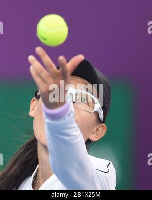 Doha, Qatar. 27 février 2020. Zheng Saisai, de Chine, sert pendant le match de quart-finale des femmes contre Aryna Sabalenka, de Biélorussie, à l'ouverture WTA Qatar 2020 à Doha, au Qatar, le 27 février 2020. Crédit: Nikku/Xinhua/Alay Live News Banque D'Images