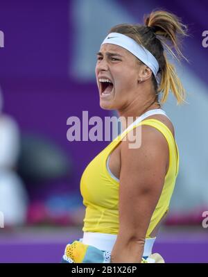 Doha, Qatar. 27 février 2020. Aryna Sabalenka, de Biélorussie, célèbre lors du match de quart-finale des femmes contre Zheng Saisai, de Chine, à l'ouverture WTA Qatar 2020 à Doha, au Qatar, le 27 février 2020. Crédit: Nikku/Xinhua/Alay Live News Banque D'Images