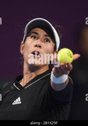 Doha, Qatar. 27 février 2020. Garbine Muguruza, d'Espagne, sert pendant le match de quart-finale des femmes contre Ashleigh Barty, d'Australie, à l'ouverture WTA Qatar 2020 à Doha, au Qatar, le 27 février 2020. Crédit: Nikku/Xinhua/Alay Live News Banque D'Images