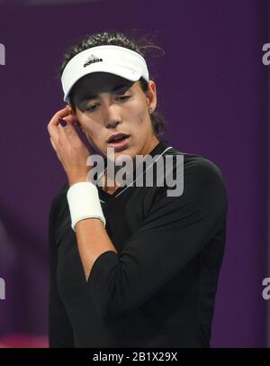 Doha, Qatar. 27 février 2020. Garbine Muguruza, d'Espagne, réagit lors du match de quart-finale des femmes contre Ashleigh Barty, d'Australie, à l'ouverture WTA Qatar 2020 à Doha, au Qatar, le 27 février 2020. Crédit: Nikku/Xinhua/Alay Live News Banque D'Images