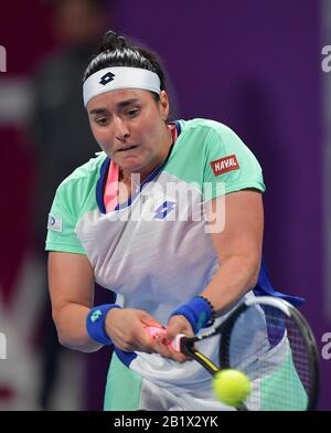 (200228) -- DOHA, 28 février 2020 (Xinhua) -- Ons Jabeur de Tunisie fait un retour lors du match de quart-finale des femmes célibataires contre Petra Kvitova de la République tchèque à l'ouverture WTA Qatar 2020 à Doha, Qatar, 27 février 2020. Banque D'Images