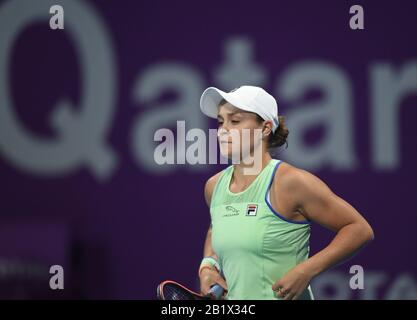 Doha, Qatar. 27 février 2020. Ashleigh Barty, d'Australie, réagit lors du match de quart-finale des femmes contre Garbine Muguruza, d'Espagne, à l'ouverture WTA Qatar 2020 à Doha, au Qatar, le 27 février 2020. Crédit: Nikku/Xinhua/Alay Live News Banque D'Images