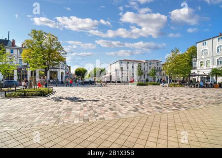 Les touristes et les Allemands locaux apprécient une journée ensoleillée sur la place principale touristique de la vieille ville de Warnemunde Rostock Allemagne. Banque D'Images