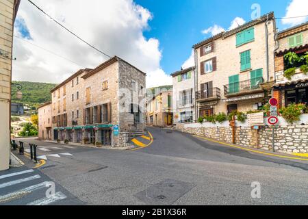 Une rue typique juste à l'extérieur du village médiéval fortifié de Tourrettes sur Loup, France, dans la commune Alpes-Maritimes du Sud de la France. Banque D'Images